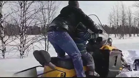 Снегоход тикси 250 по глубокому снегу на длинной гусенице от рыси.